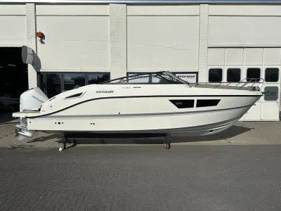 witte boot voor gebouw
