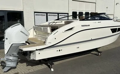 motorboot buiten voor gebouw