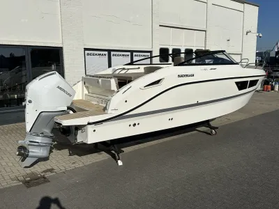 wit motorjacht op trailer voor showroom