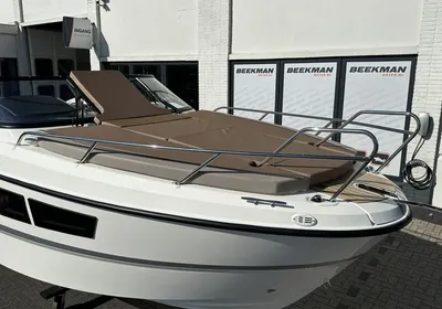 voorkant van een motorjacht bij showroom