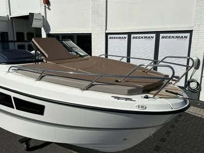 voorkant motorboot met zonnedek op trailer
