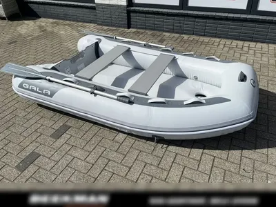opblaasboot op stenen parkeerplaats