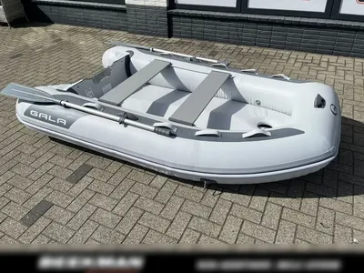 opblaasbare boot op bestrating