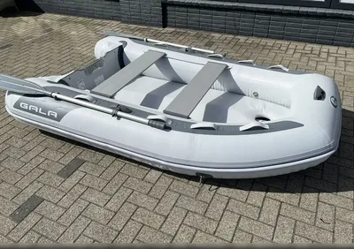 opblaasbare rubberboot op straat