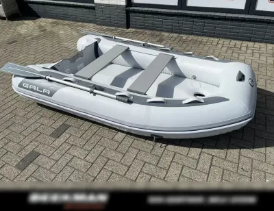 opblaasboot op stenen parkeerplaats