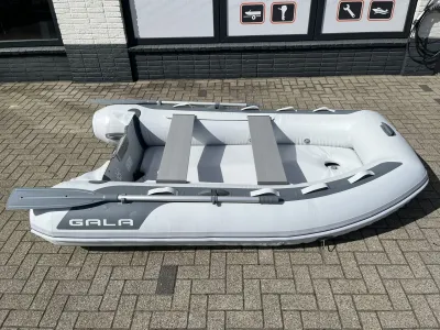 Opblaasbare boot op parkeerplaats