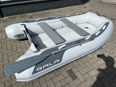 lichte opblaasbare boot op stenen ondergrond