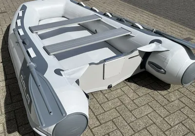 opblaasbare boot op bestrating