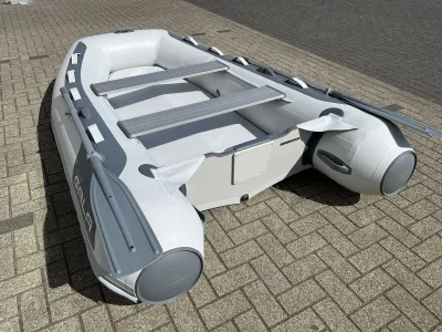 opblaasbare boot op bestrating, lichtgrijs