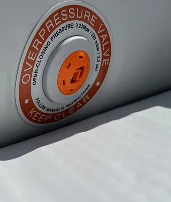 close-up overdrukventiel op opblaasbare buis