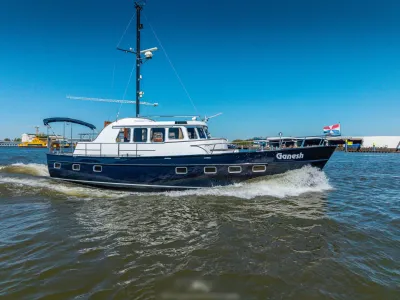 motorkruiser op open water