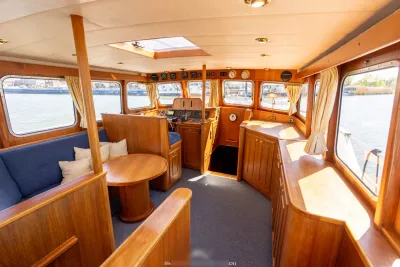 interieur van houten jacht met besturing