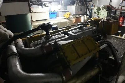 machinekamer met motor en leidingen