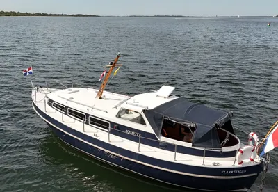 motorjacht liggend op rustig water