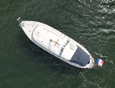 bovenaanzicht van motorjacht op water