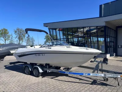 wit bowrider op trailer bij showroom