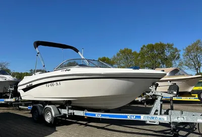 witte bowrider op trailer op parkeerplaats