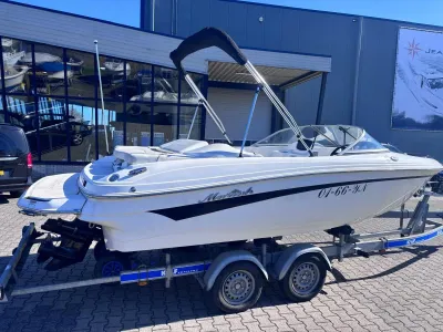 witte bowrider op trailer bij showroom