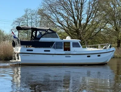 zijaanzicht van motorjacht op het water