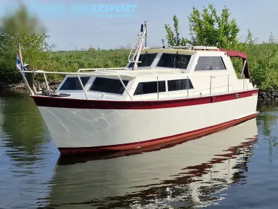 motorboot in het water bij een groene oever