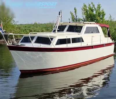 motorboot in het water bij de oever