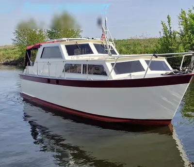 motorboot afgemeerd op rustig water