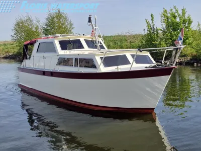 motorboot in het water bij oever