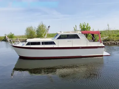 motorboot op water langs groene oever