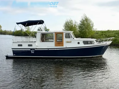 motorboot in het water naast begroeide oever