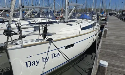 zeilboot afgemeerd in jachthaven