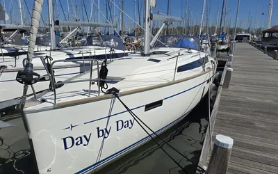 zeiljacht aangemeerd langs een houten steiger