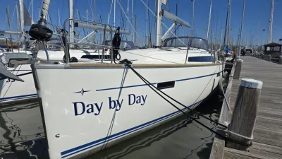 zeilboot aangemeerd bij een houten steiger