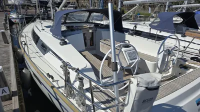 zeiljacht aangemeerd in jachthaven