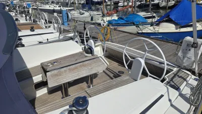 cockpit van zeiljacht in jachthaven