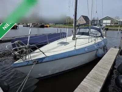 zeilboot aangemeerd bij houten steiger