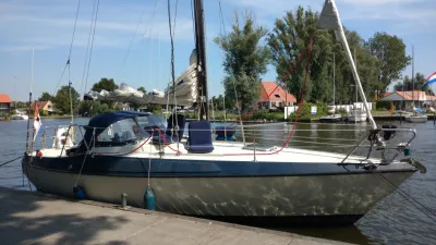 zeiljacht aangemeerd bij de waterkant