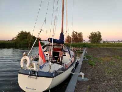 Zeilboot aangemeerd aan steiger