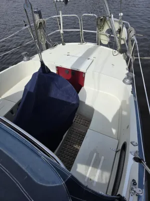 cockpit van zeiljacht met dek en touwen