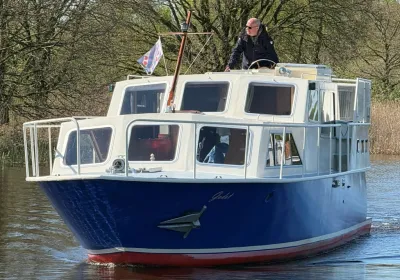 motorkruiser op rivier met stuurman