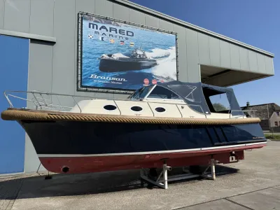 Kajuitboot op helling bij loods