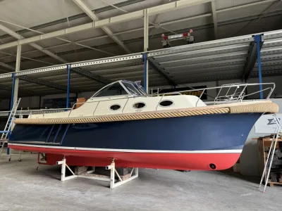 kajuitboot in loods