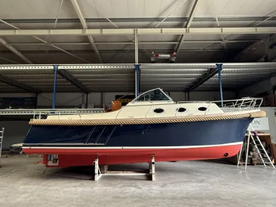 kajuitboot in opslagloods