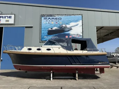 kajuitboot op helling bij loods