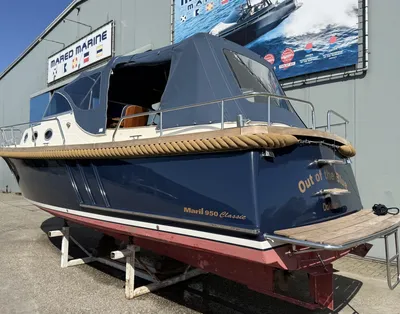 kajuitboot op de kant bij loods