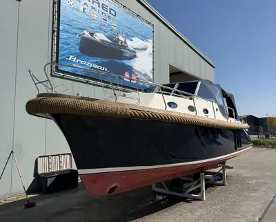 kajuitboot op werf naast loods