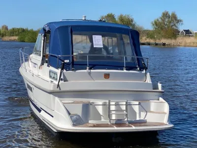achteraanzicht van motorboot op het water
