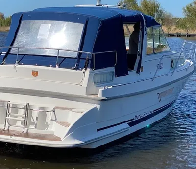 motorboot afgemeerd op water met kuipkap