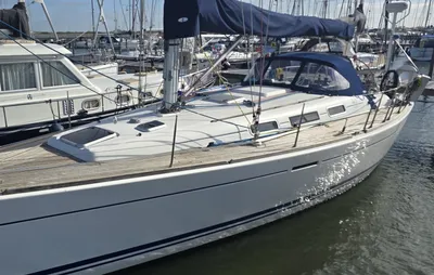 zeiljacht aangemeerd in een jachthaven