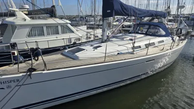 zeiljacht in de haven zijaanzicht