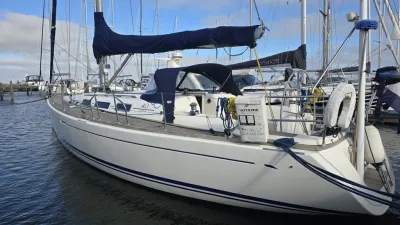 zeiljacht afgemeerd in jachthaven